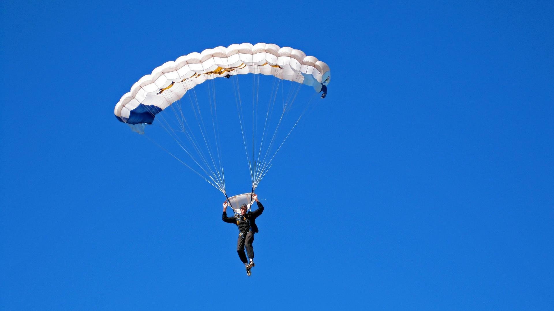 《电竞解说行业:从专业到娱乐的黄金转型》,电竞解说的工作内容有哪些